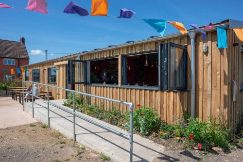 Charming Shepherds Hut with Wood Fired Hot Tub