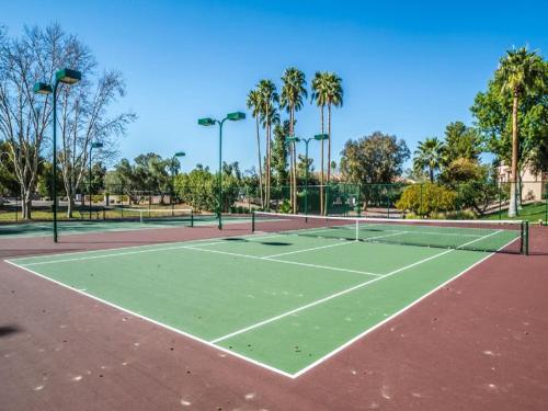 Scottsdale Village Getaway - Luxury Condo - image 8