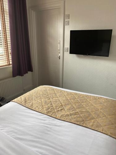 The Tudor Hotel - image 10