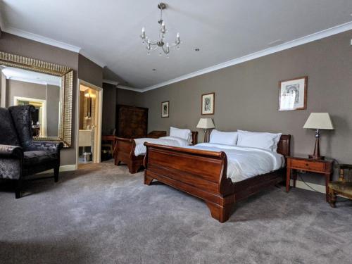 1 queen bed, 1 twin bed