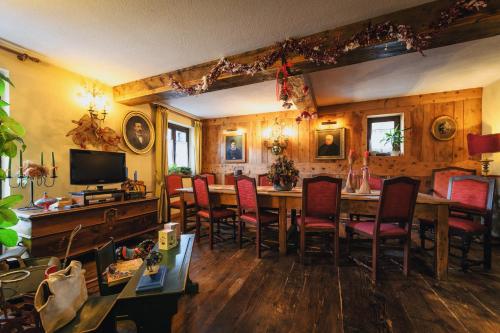 Koplietošanas atpūtas telpa ar TV, Hotel Chalet La Meridiana in Villeneuve
