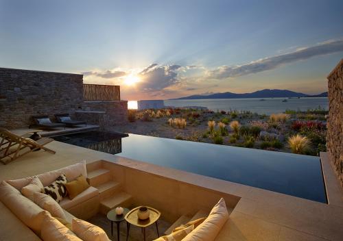 Bonzoe Suites & Villas