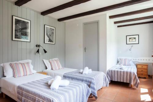3 twin beds