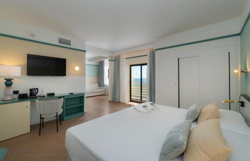 2 twin beds, 1 sofa bed