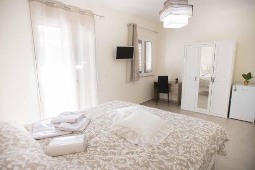 1 king bed, 1 twin bed