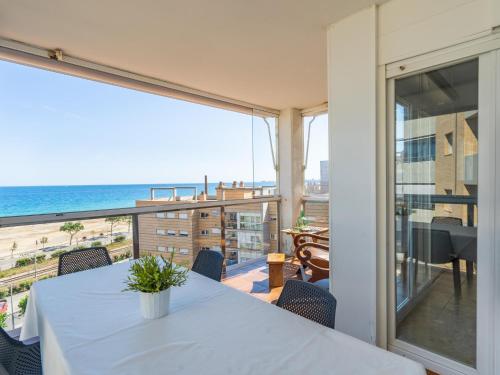  Pool, relax and comfort in beachfront apartment, Unterkunft in Montgat