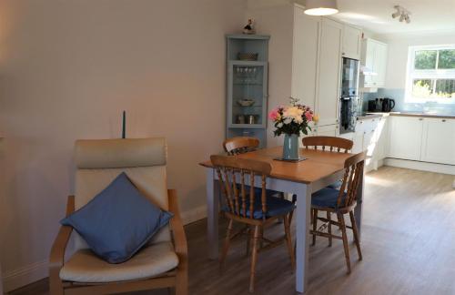 Hotellet från utsidan, 28 Anchorage Way in Whippingham and Osborne