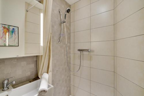 Bathroom, Appartement 4 personnes aux portes de Paris in Vincennes