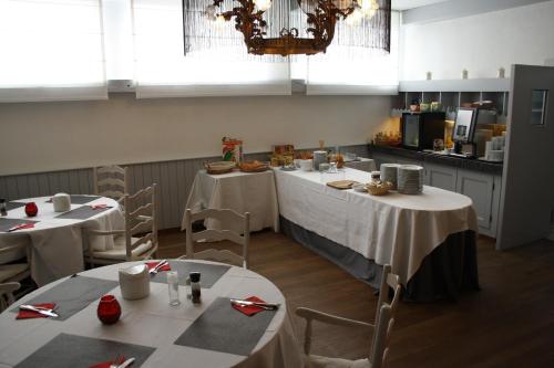 Hotel Ambassade - image 7
