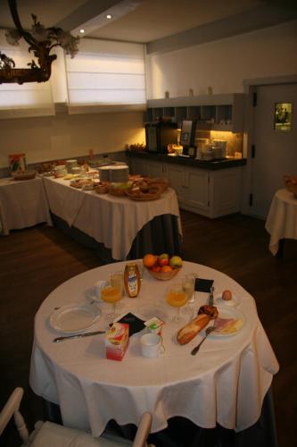 Hotel Ambassade 4