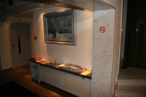 Hotel Ambassade - image 3