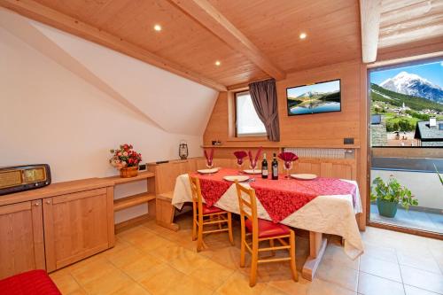 2 bedrooms, 5 beds