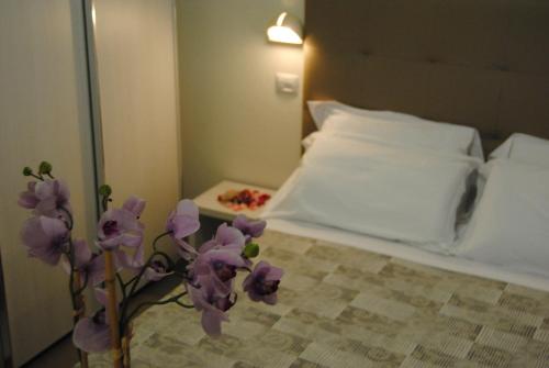 1 queen bed, 1 twin bed