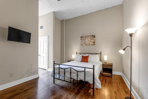 Newly Renovated Apartment in Downtown Greensboro - image 10
