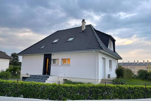 Grande maison rénovée avec 6 chambres gîte à louer Épron