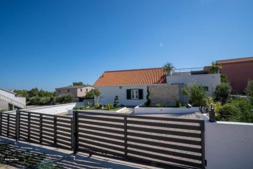 House Diana - heated swimming pool and jacuzzi