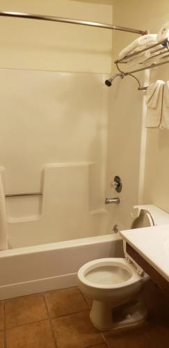 Bathroom, Burlington Stay Inn in Burlington (CO)