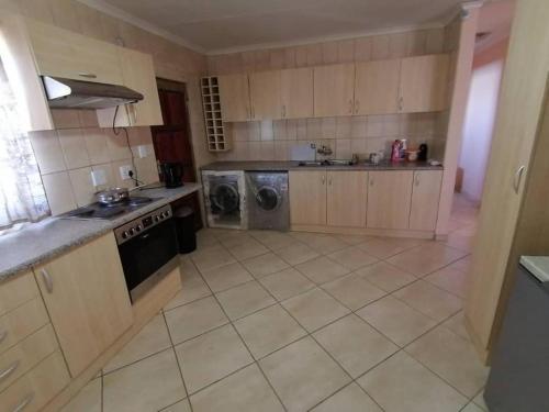 JJP SELF CATERING - Three bedroom house in Lüderitz