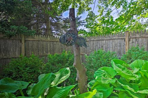 Charming Cottage with Terrace Walk to Harbor! - image 7