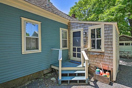 Charming Cottage with Terrace Walk to Harbor! - image 4