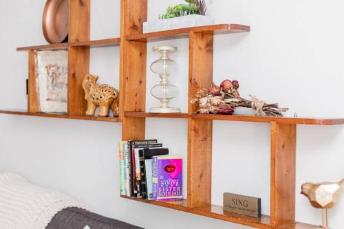 Sahara Sunset Suite near Lower Greenville by Lokal Stays