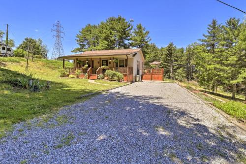 Nature Escape in Wytheville with Covered Porch! in חילסויל(וי אי)