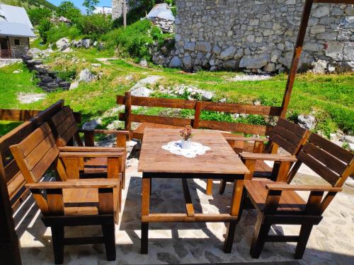 Bobića konak - Lukomir (Bobica konak - Lukomir) in Lukomir