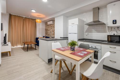 LA TRINIDAD SUITES 4