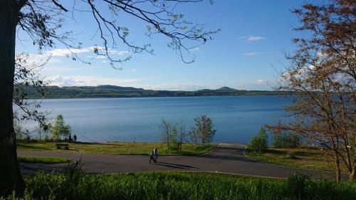 Ferienwohnung zum See in โลเมิน