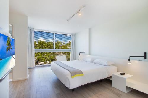 Beach Haus Key Biscayne Contemporary Apartments in Key Biscayne (FL)