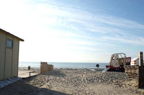 Sunny apartment in residential park - De Haan