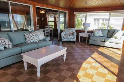 Mid-Island Beach House by Kathy Nesbit Vacations - image 10