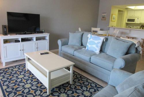 Estero Yacht & Racquet 123 by Kathy Nesbit Vacations - image 4