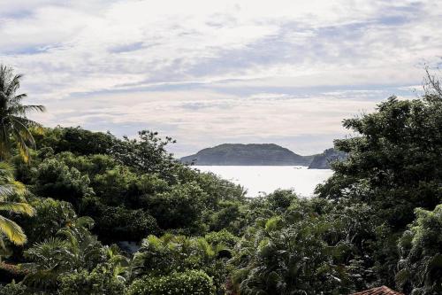 Spacious 2/3/4/5 bedroom custom home in Punta Marina