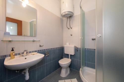 Apartments by the sea Igrane, Makarska - 18069