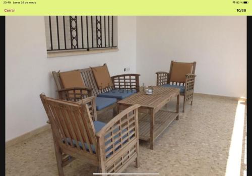 AMPLIO CHALET CON GENIAL PISCINA A 10 MIN DE SEVILLA