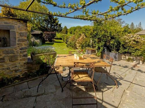 Charming cottage in a farm with views