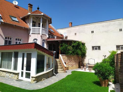 Zoli Apartmanok-Zoli Kölcsey 19 Villa - image 2