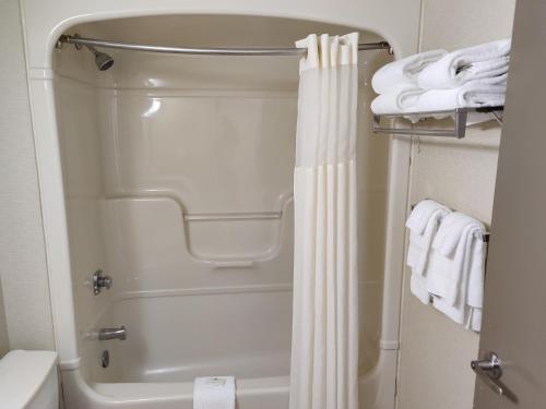 Quality Inn Peterborough Room Type - King Suite - Non Smoking