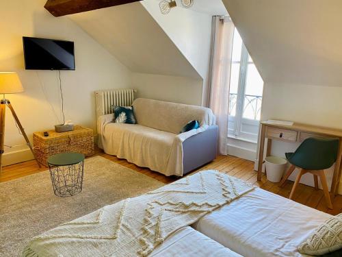 2 twin beds, 1 sofa bed