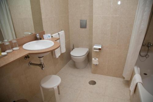 Double or Twin Room image 8