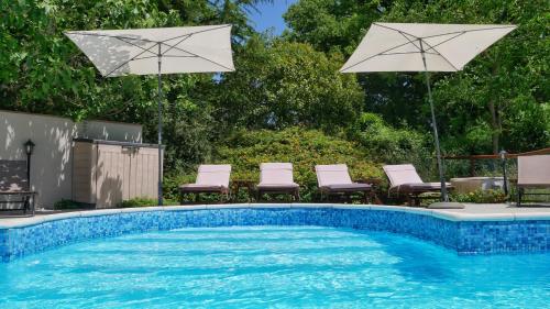 Charming farmhouse apartment with swimming pool