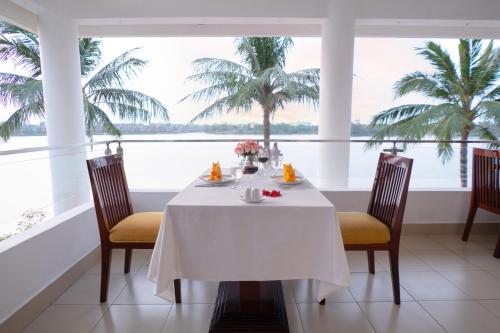 Restaurant, Century Riverside Hotel Hue in Perfume River