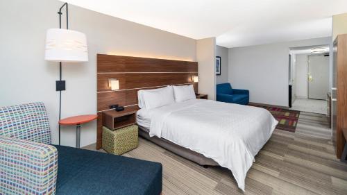 Holiday Inn Express & Suites Dinuba West, an IHG Hotel