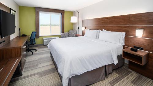 Holiday Inn Express & Suites Dinuba West, an IHG Hotel