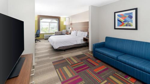 Holiday Inn Express & Suites Dinuba West, an IHG Hotel