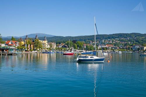 Hotel-Restaurant "Veldener Traumschiff" direkt am See in 2min im Zentrum – Velden, CA