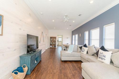 Beyond the Blue Fabulous Beach House close to Seawall and Pleasure Pier