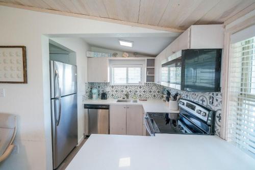 Cast a Waves - Great Beach Bungalow - Close to the Gulf - image 12