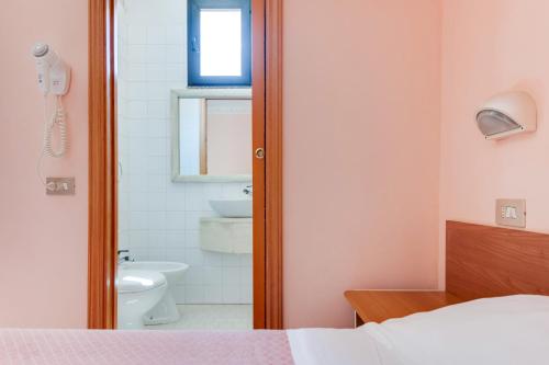 Double or Twin Room image 10